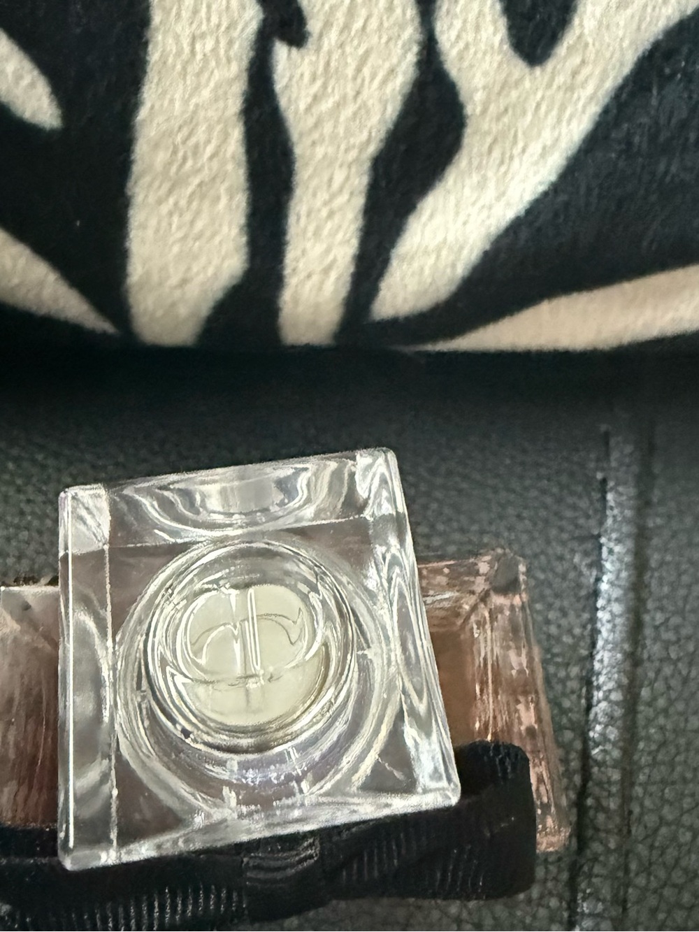 Miss Dior Essence Parfum - Picture 4 of 11
